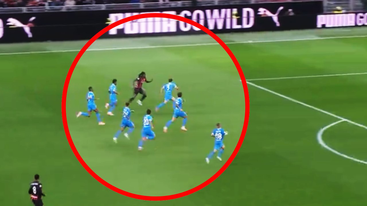 Coba Lihat! Baru Sembuh dari Cedera, Rafel Leao Langsung Dikejar 7 Pemain Napoli!